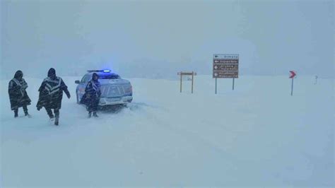 A­n­t­a­l­y­a­­d­a­ ­j­a­n­d­a­r­m­a­ ­e­k­i­p­l­e­r­i­ ­k­a­r­ ­y­a­ğ­ı­ş­ı­y­l­a­ ­m­ü­c­a­d­e­l­e­ ­e­d­i­y­o­r­